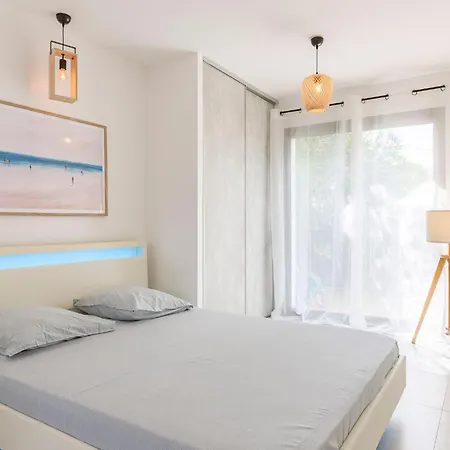 וילה Valescure Sun, Pines & Golf Retreat Saint-Raphaël